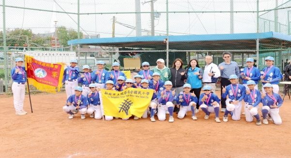 <p><span></span><div>113學年度國小軟式女子組全國賽冠軍-新北德音</div></p>